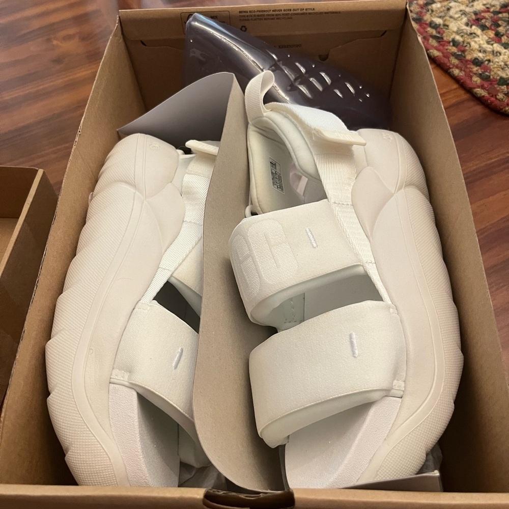 Like New Ugg LA Cloud Sport Platform Sandals